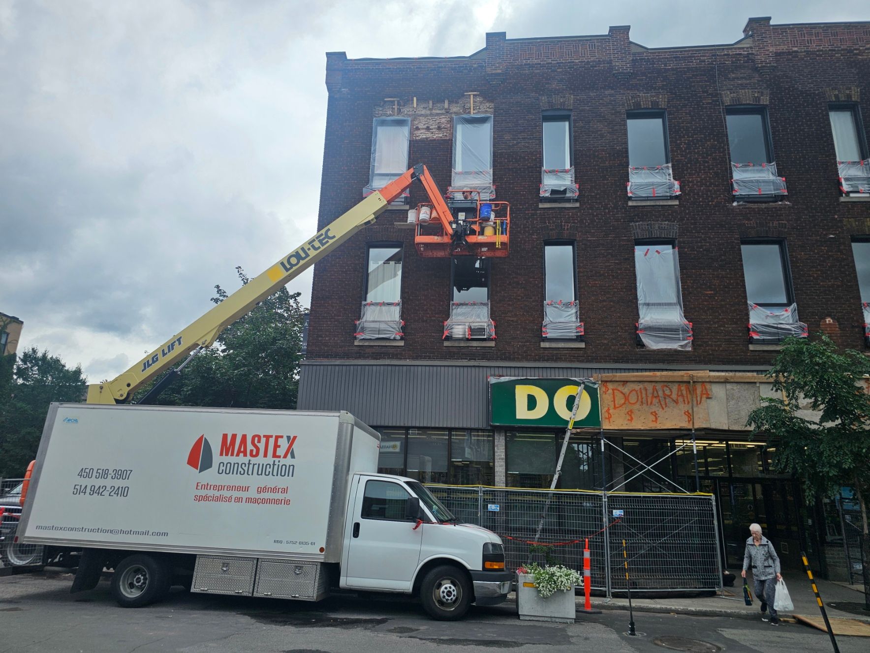 Un camion blanc est garé devant un bâtiment