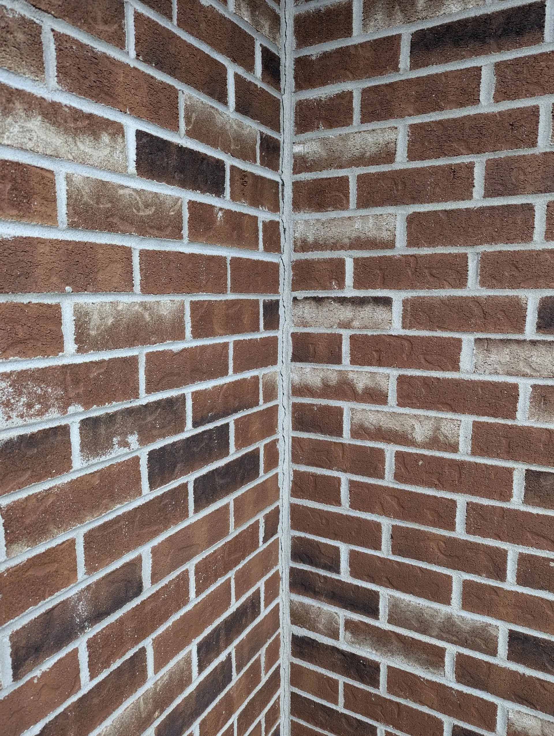 Un gros plan d'un mur de briques avec un coin.