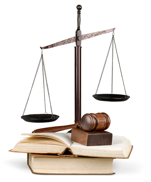 Un hombre firma un documento en una mesa con un mazo de juez.