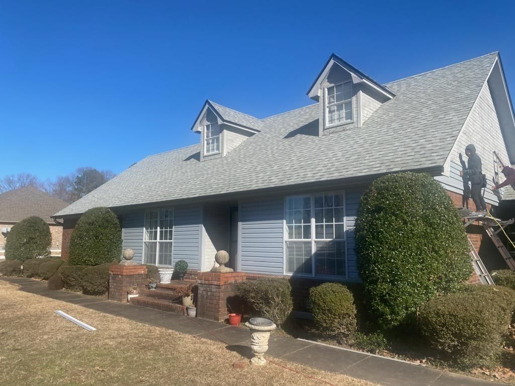 CertainTeed Landmark architectural in Cobblestone Gray. Mastic Carvedwood44 Dutchlap vinyl siding in Everest