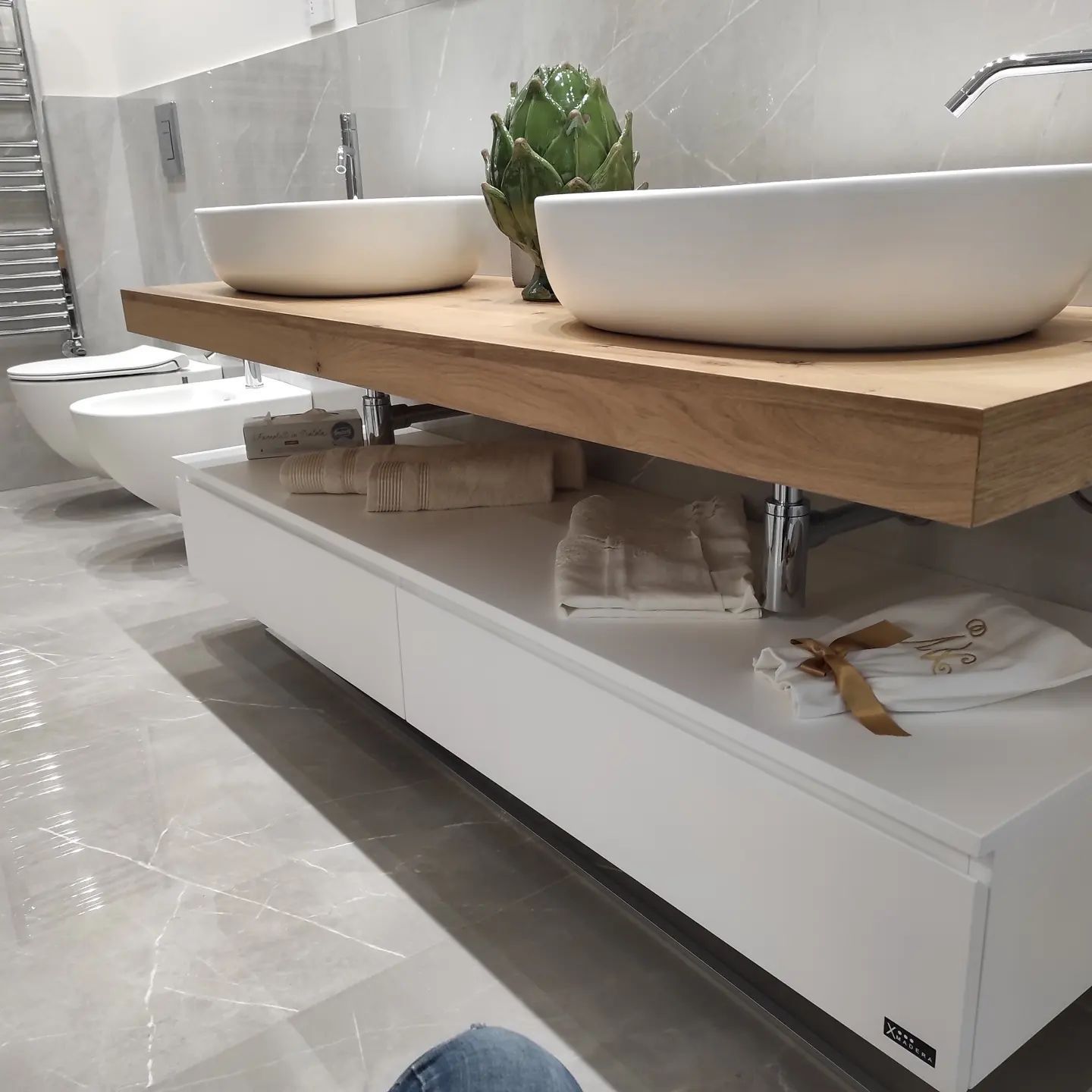 arredo bagno con top lavabo in legno