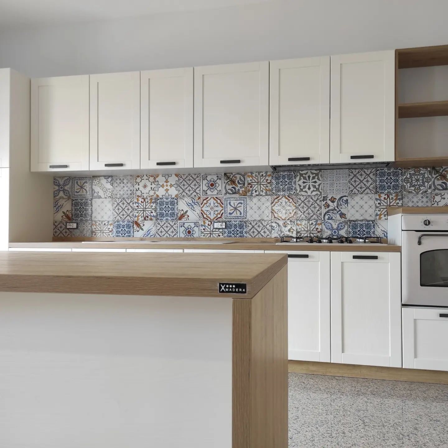 cucina con mobili in legno