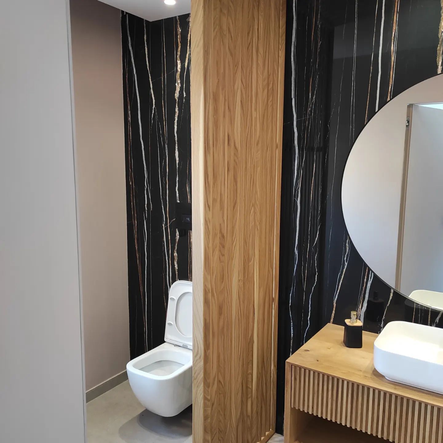 bagno con mobili e separè in legno