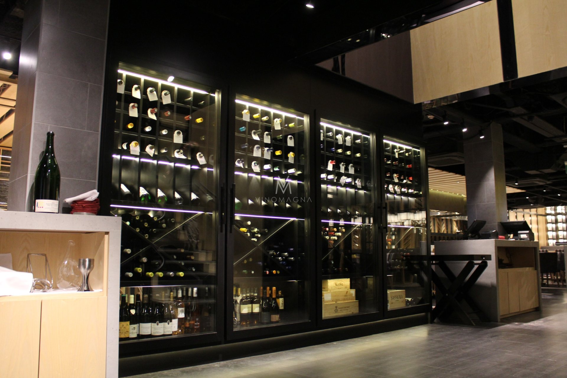 custom restaurant wine display vinomagna