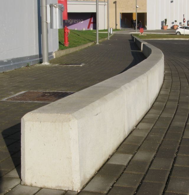 Dissuasore di sosta in cemento 2