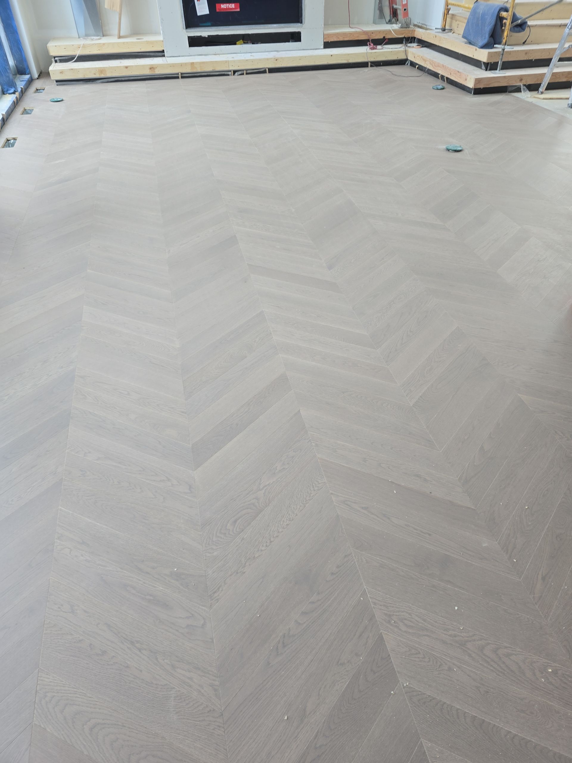 Un salon avec un motif à chevrons au sol