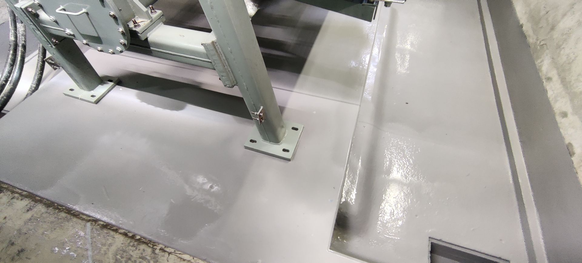 A machine is sitting on top of a concrete floor.