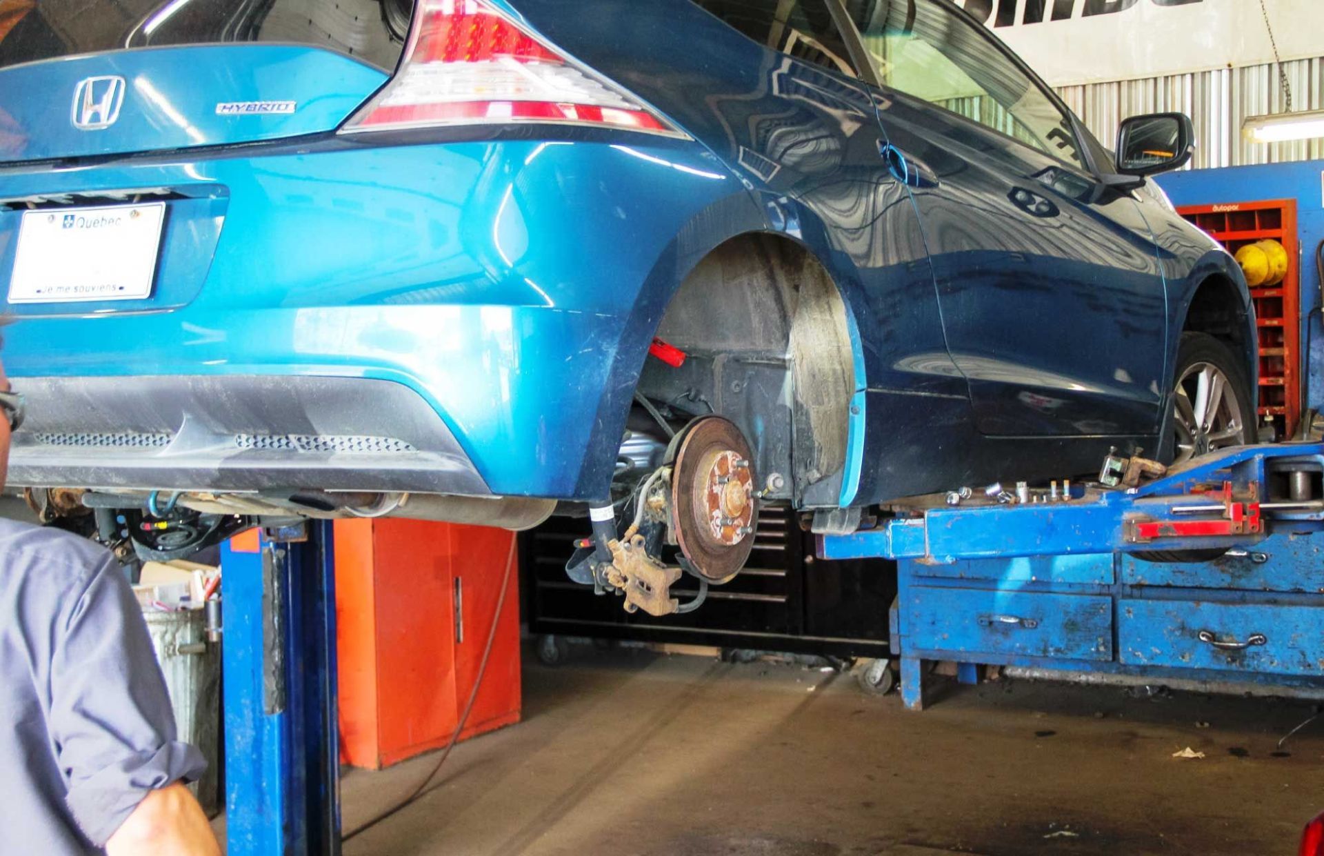 changing car wheel lug nut holder