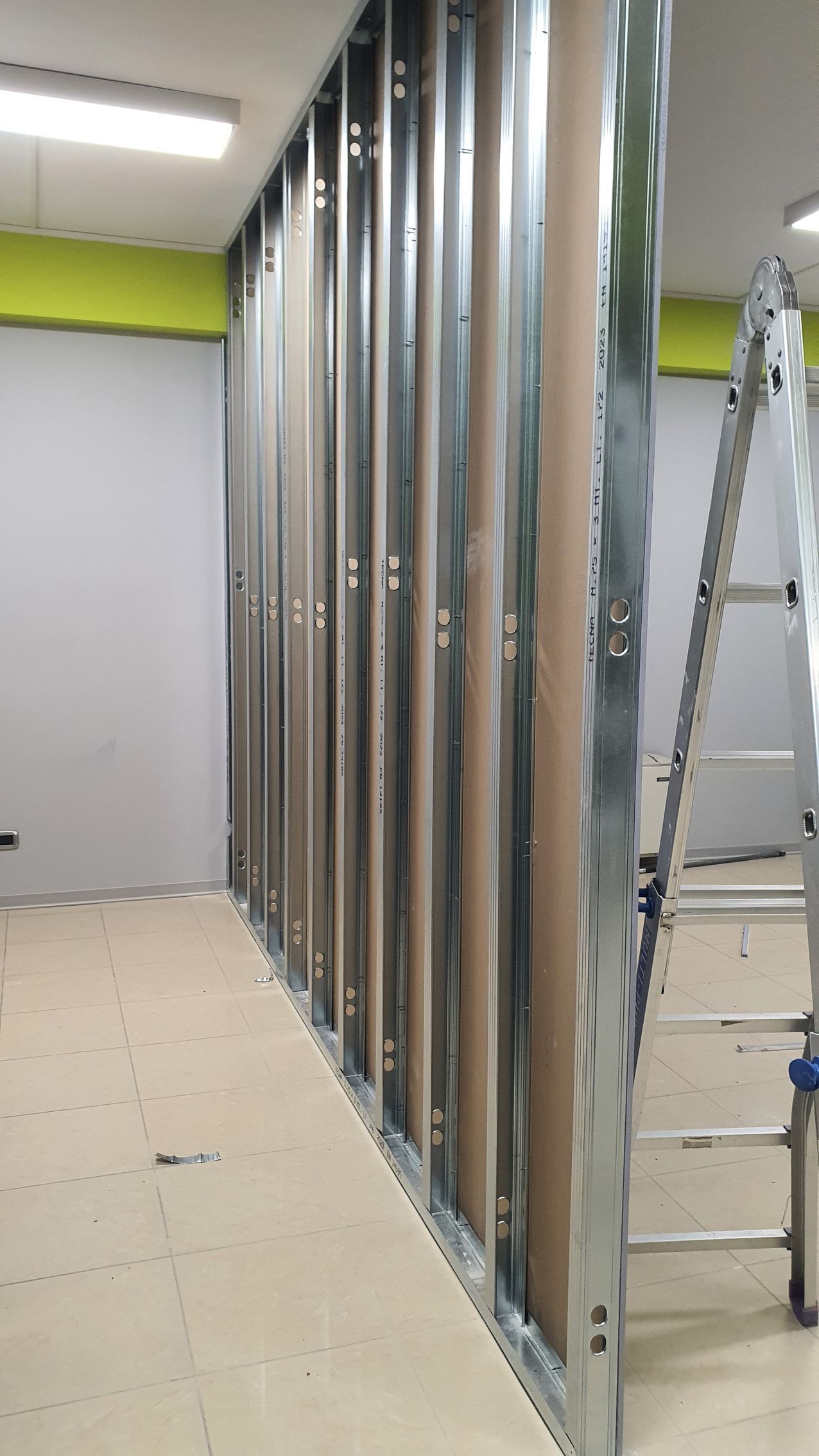 Una scala è appoggiata contro un muro in una stanza.