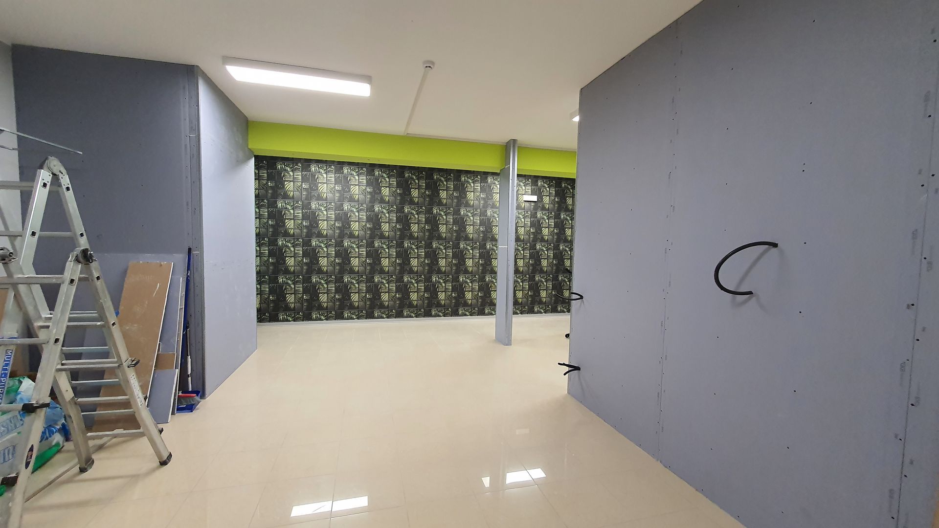 Una stanza vuota con una scala al centro