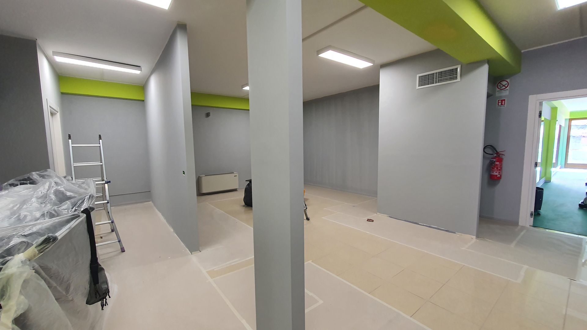 Una stanza vuota con una scala al centro