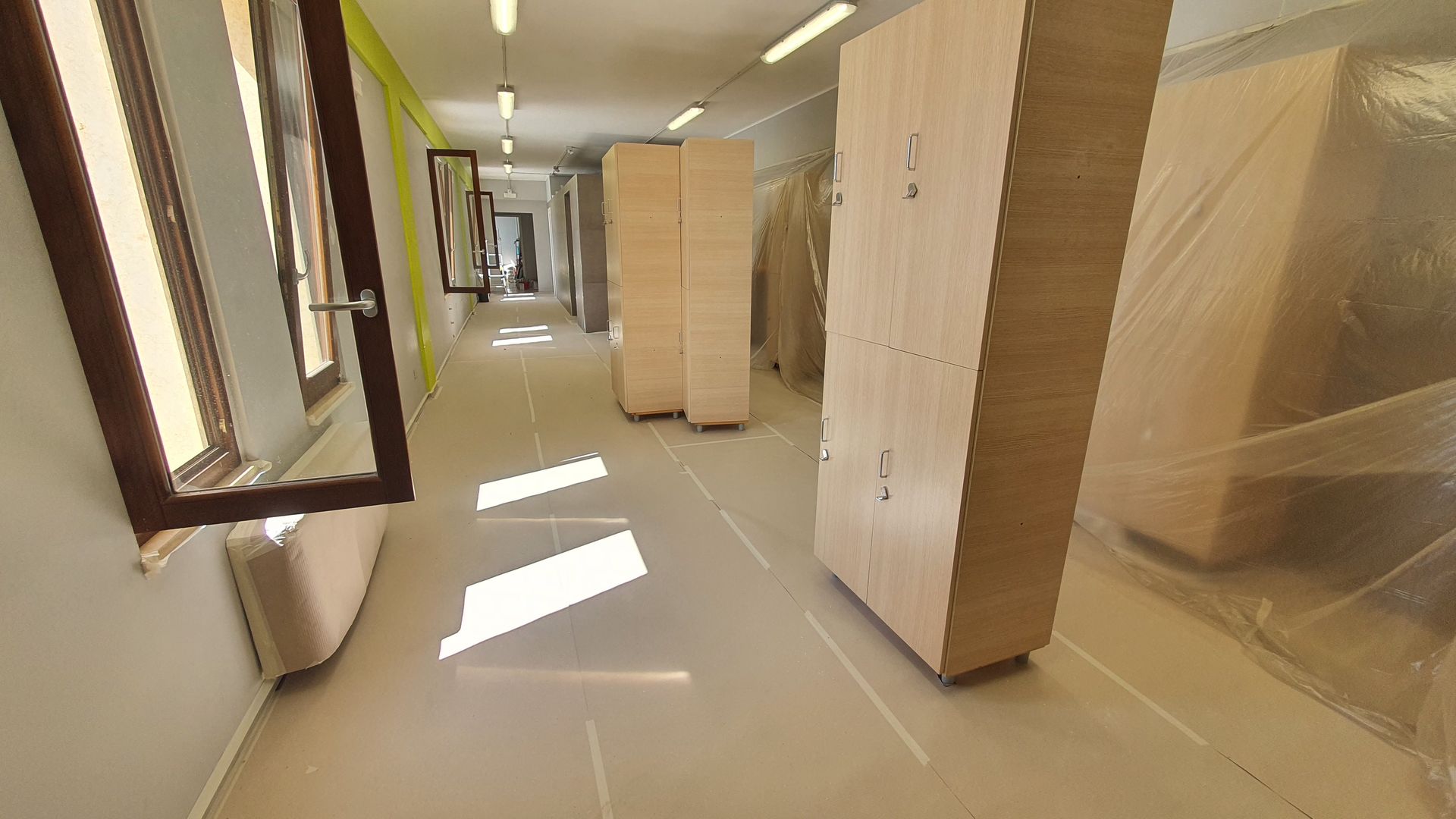 Un corridoio con un sacco di scatole di legno sul pavimento