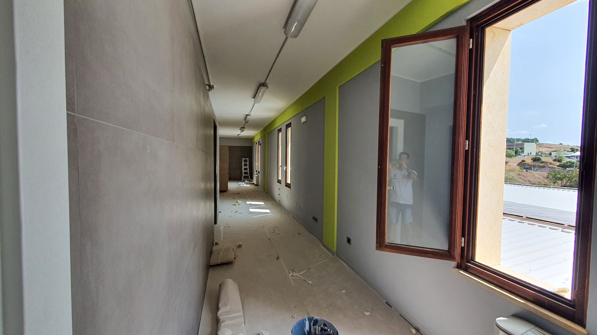 Un lungo corridoio con una finestra aperta