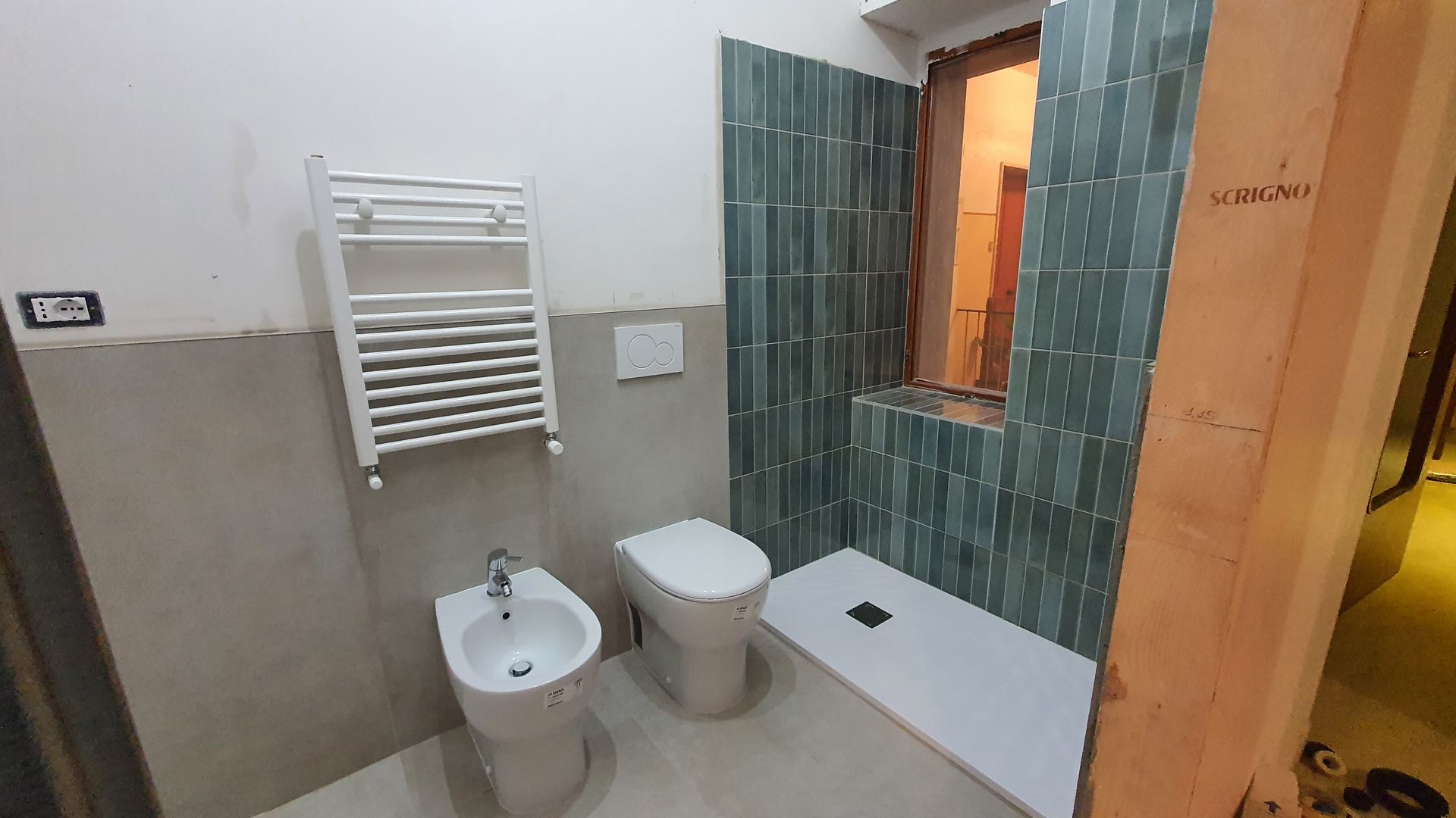 Un bagno con wc, bidet e portasciugamani.