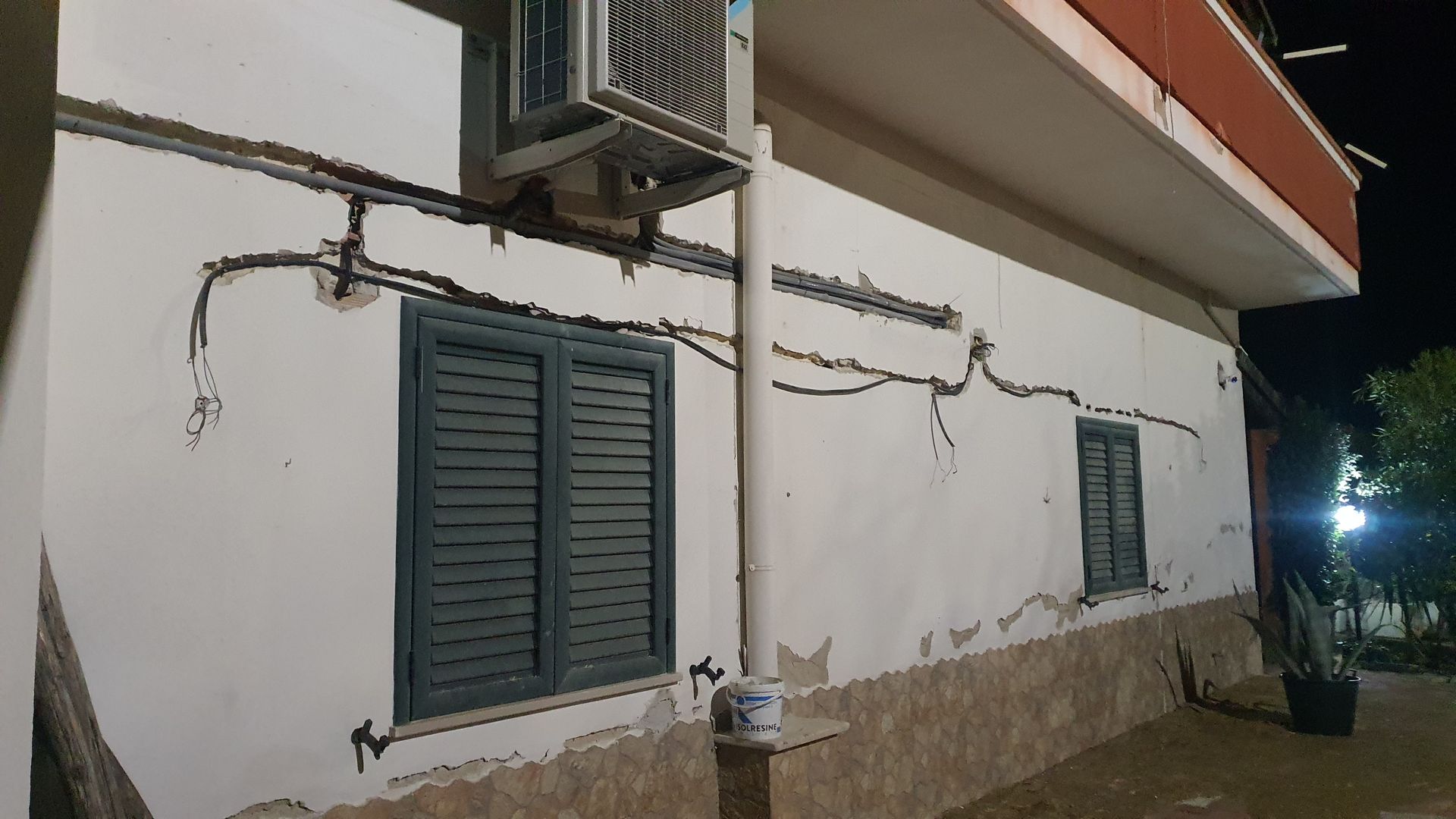 Un edificio bianco con un ventilatore su un lato