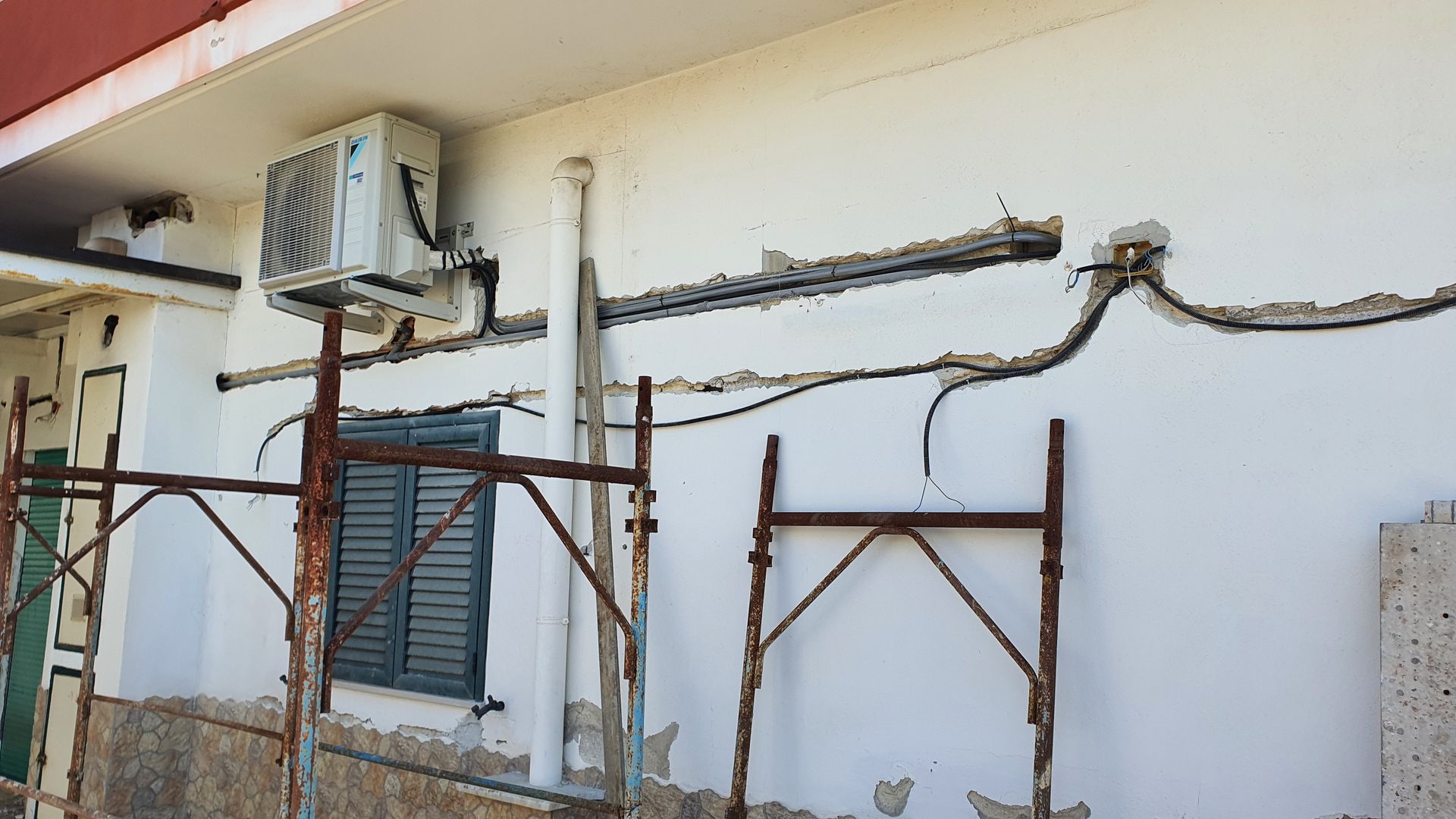 Un edificio bianco con impalcature sul lato