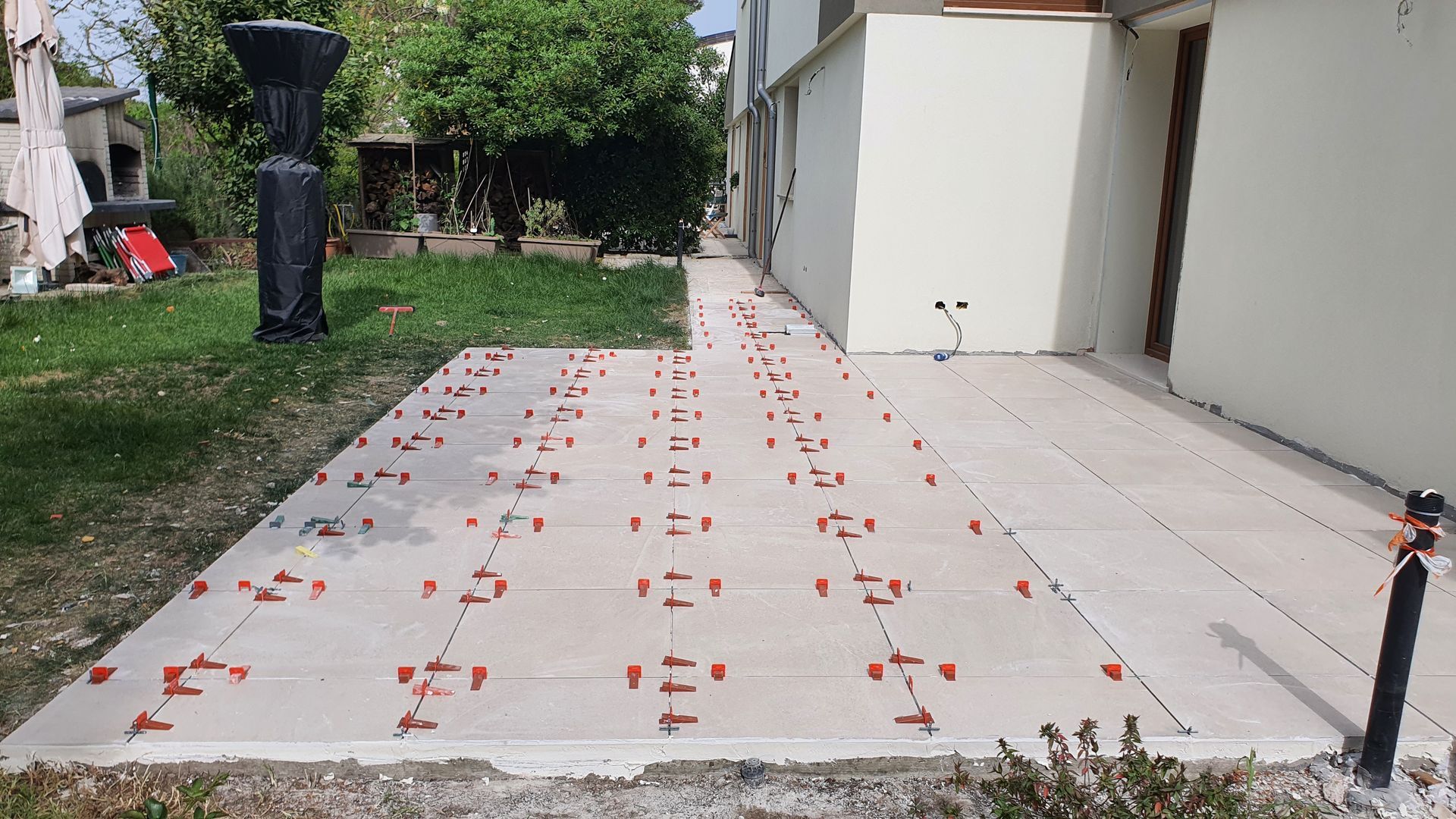 Si sta costruendo un patio nel cortile di una casa.