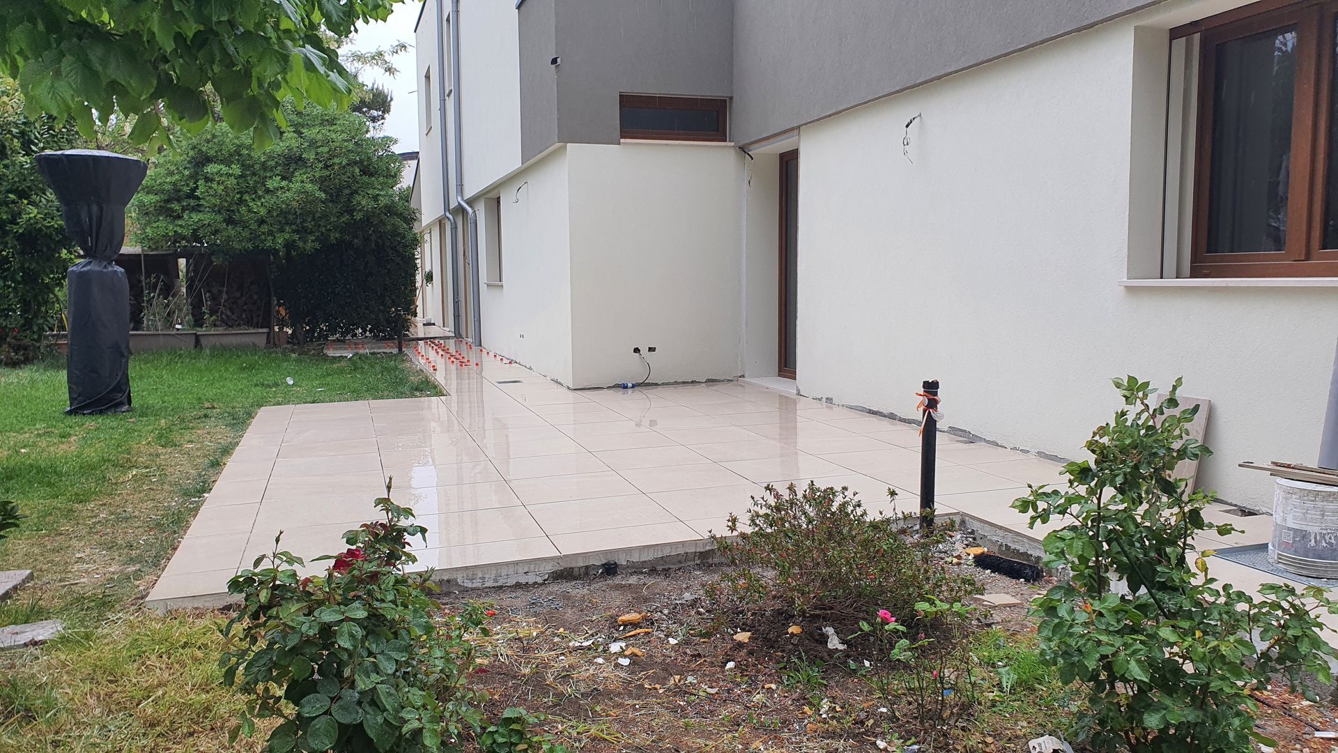 Un edificio bianco con un patio di fronte