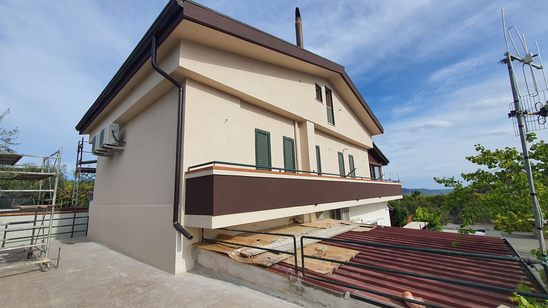 Una grande casa con un balcone sul lato