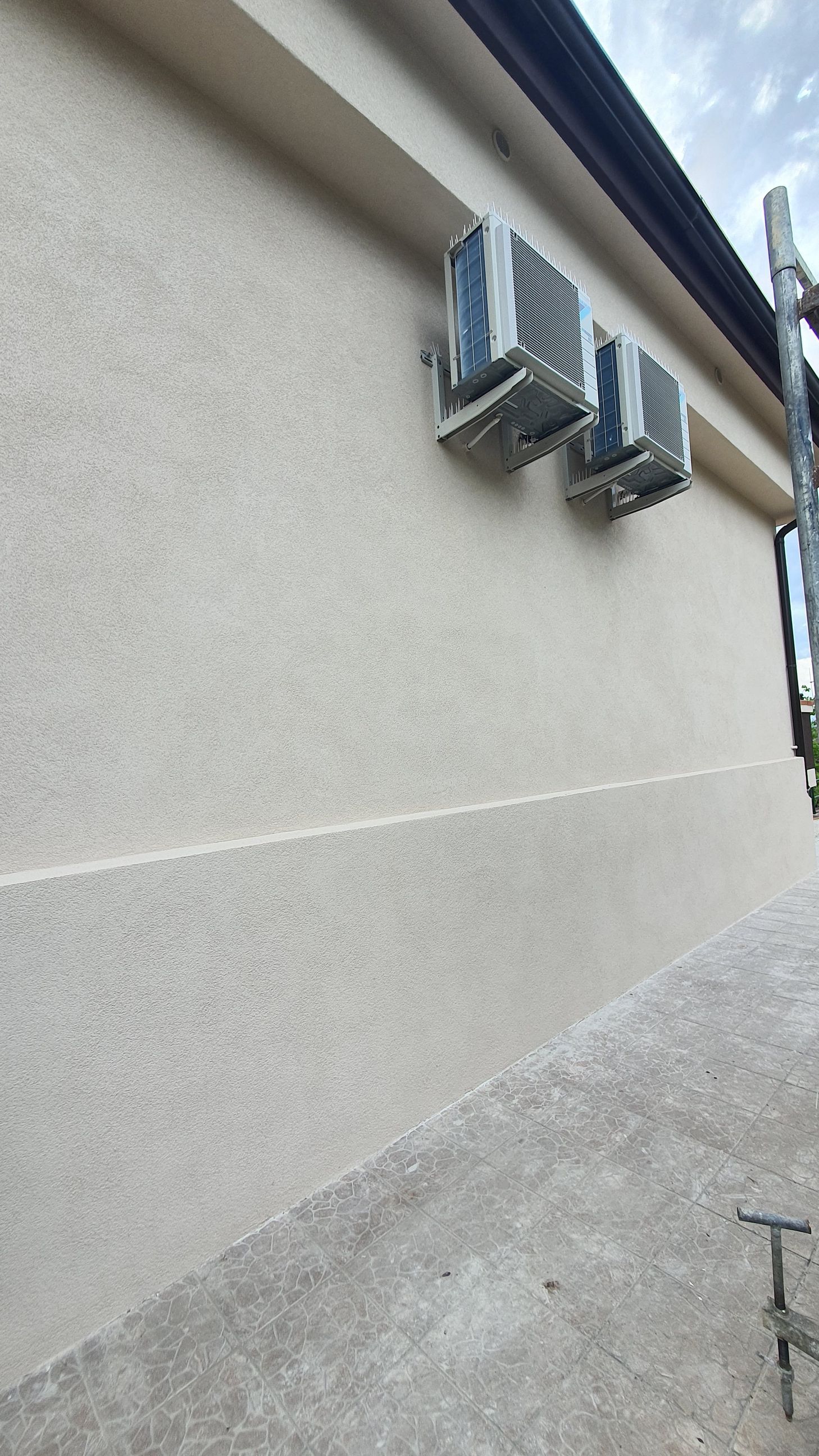 Un edificio con un sacco di condizionatori ai lati.