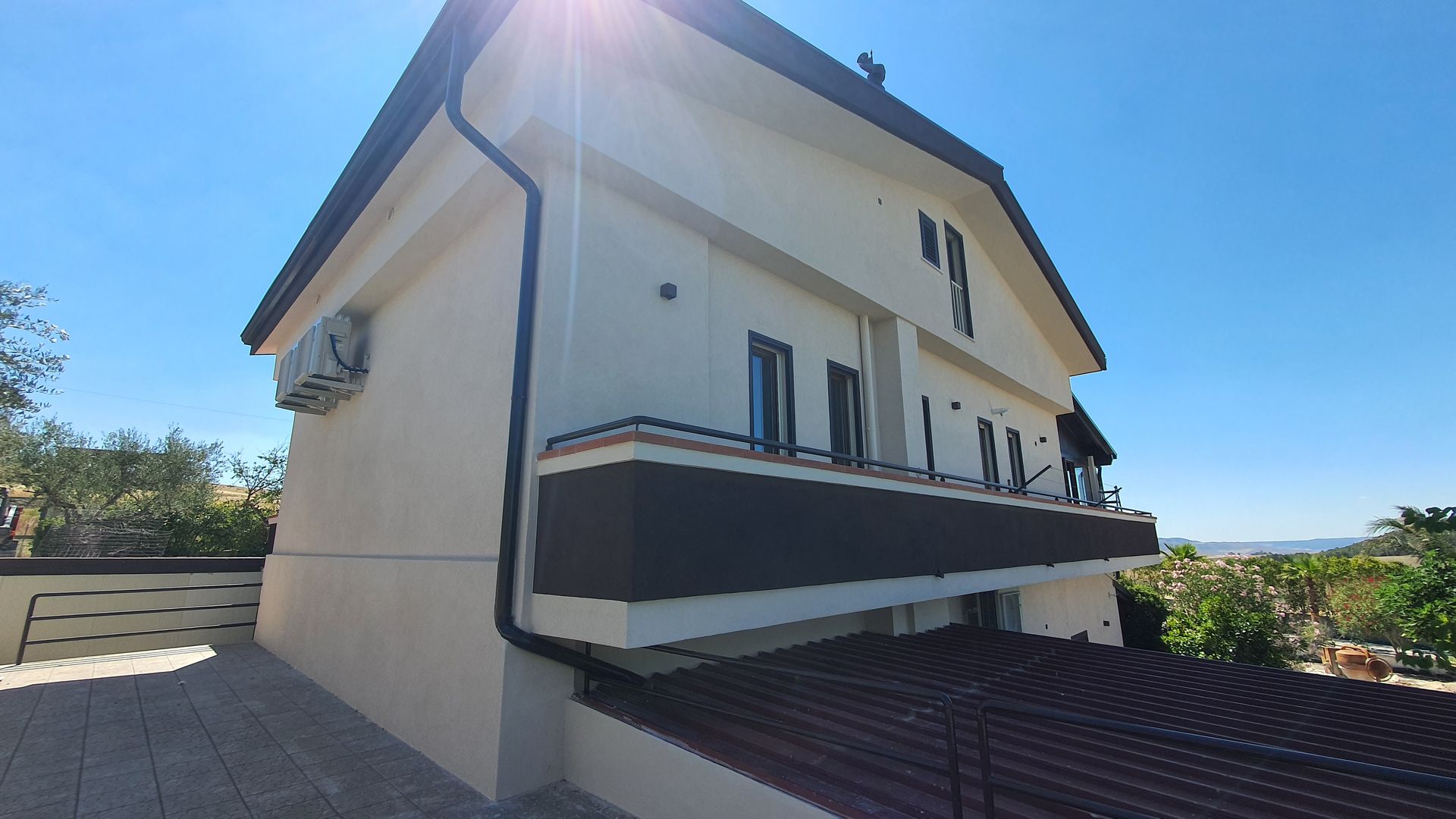 Una grande casa bianca con un balcone sul lato