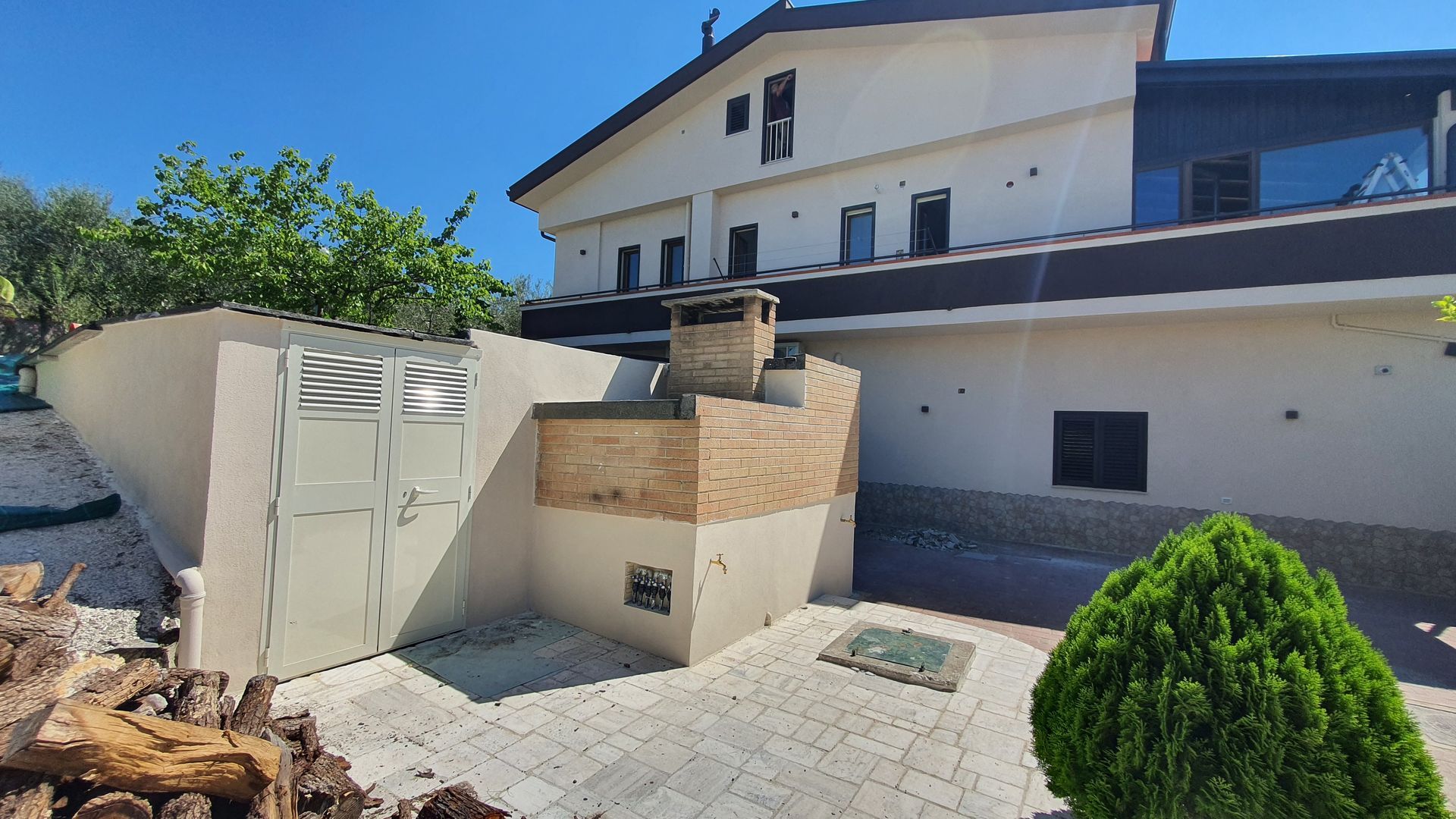 Un grande edificio bianco con una griglia davanti.