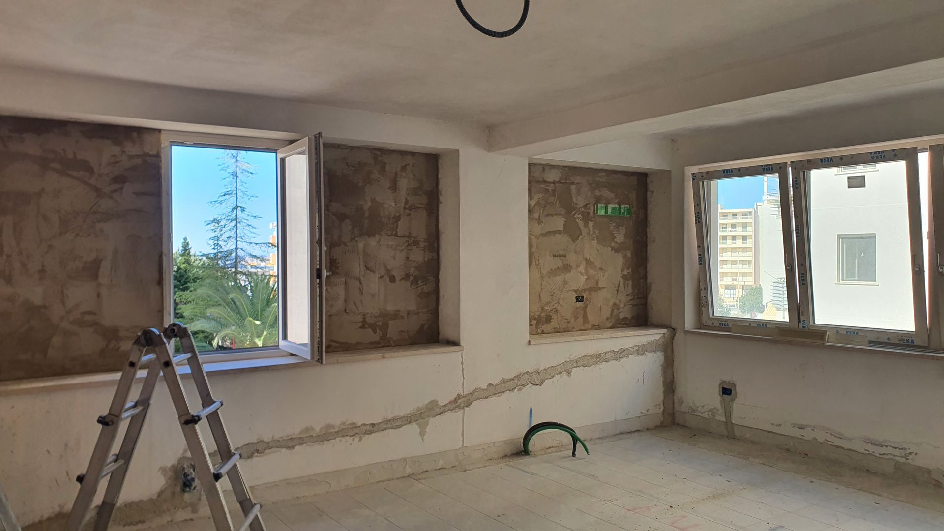 C'è una scala in mezzo alla stanza.