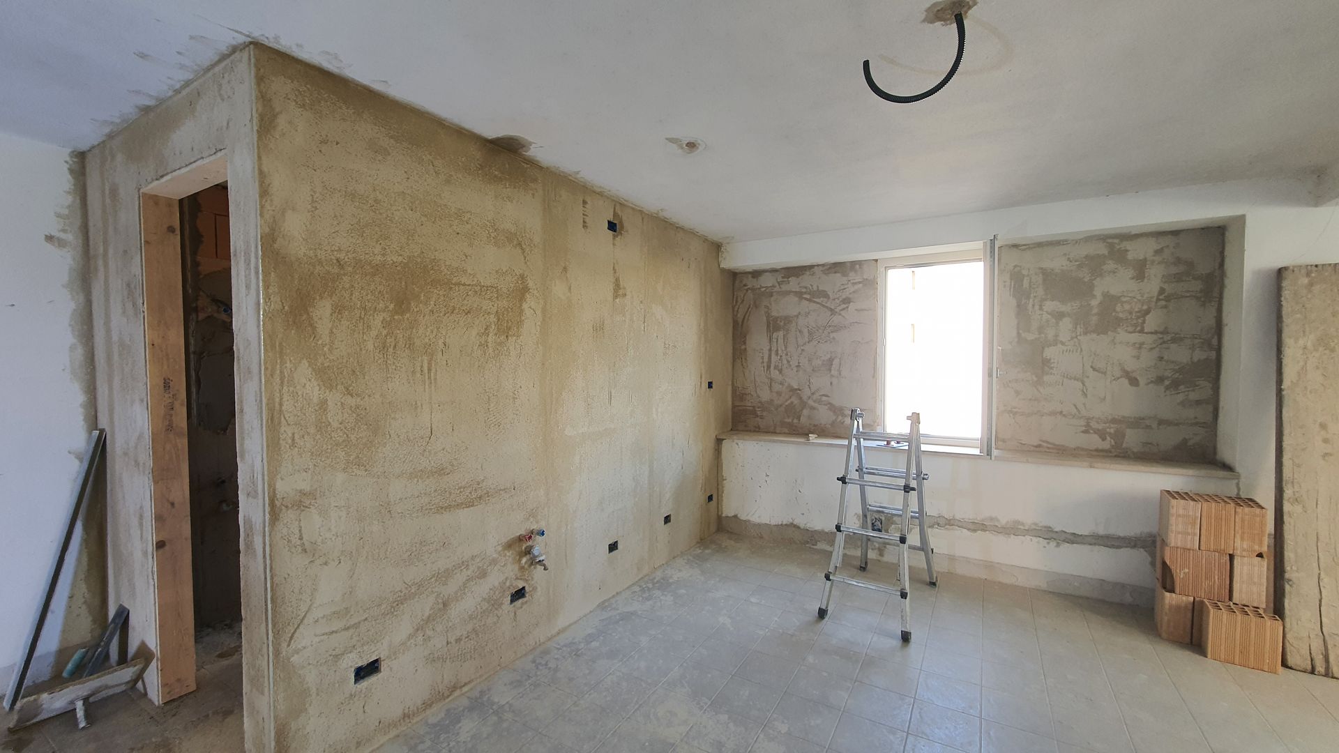 C'è una scala in mezzo alla stanza.