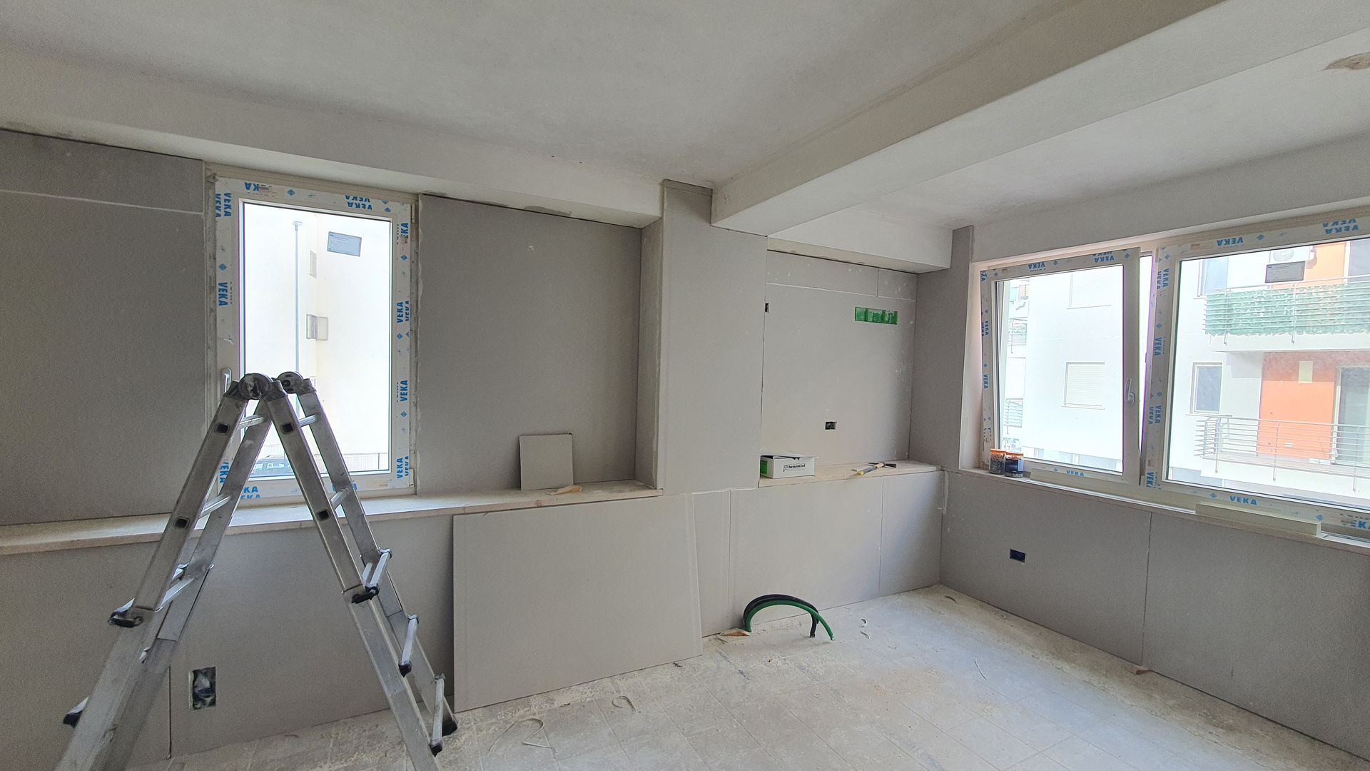 C'è una scala in mezzo alla stanza.