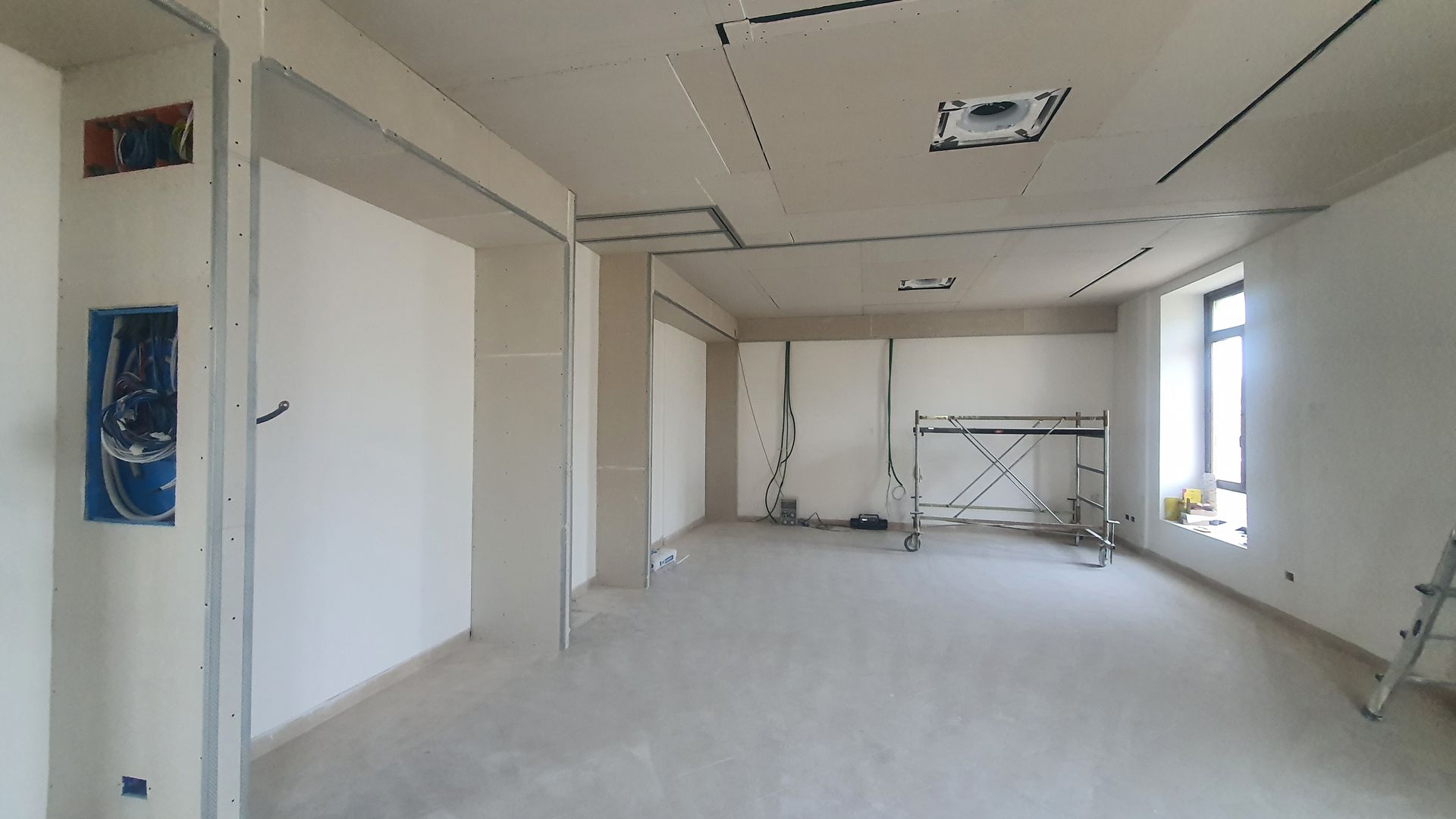 Una stanza vuota con pareti bianche e una finestra