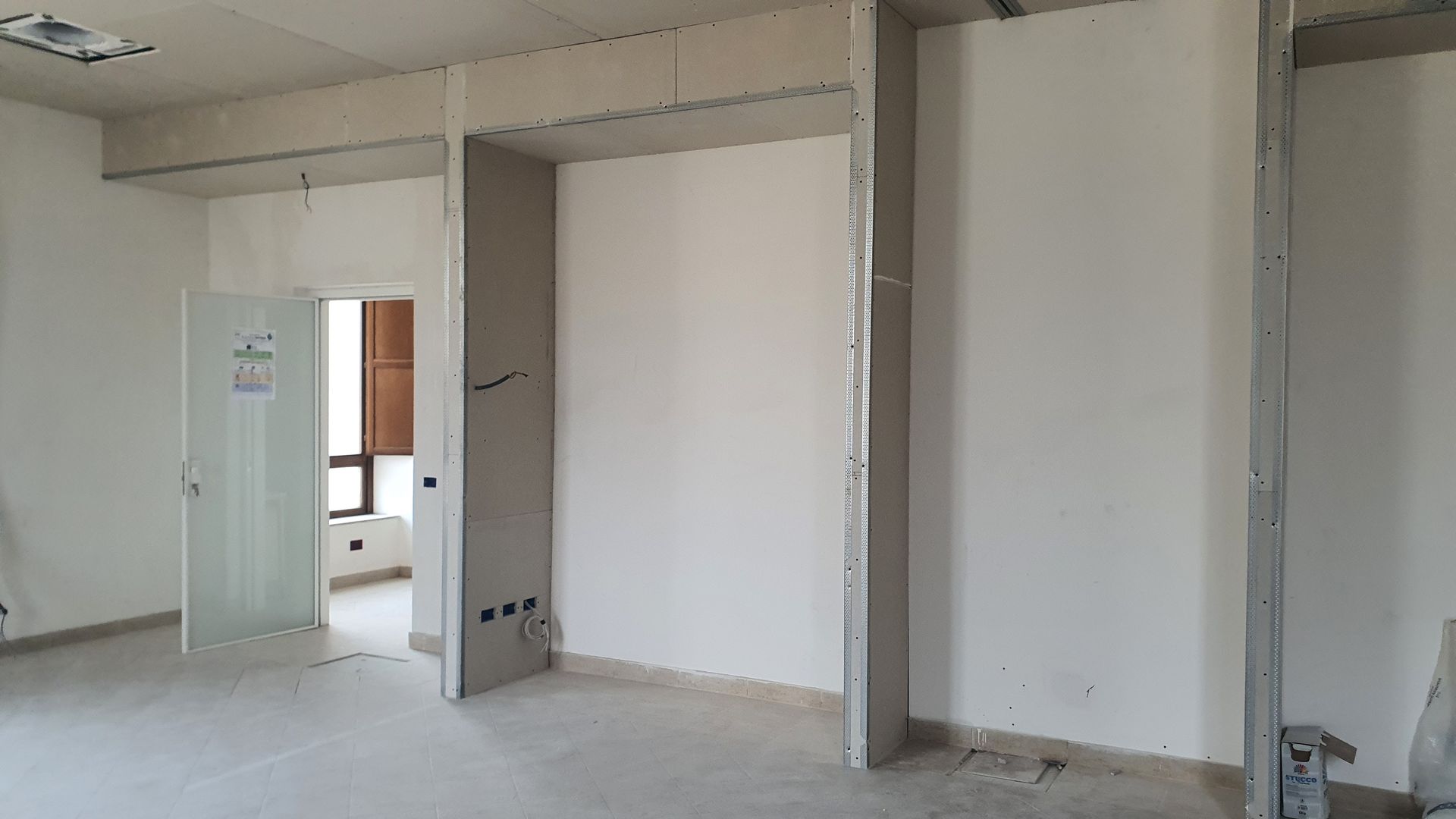 Una stanza vuota con pareti bianche e una finestra