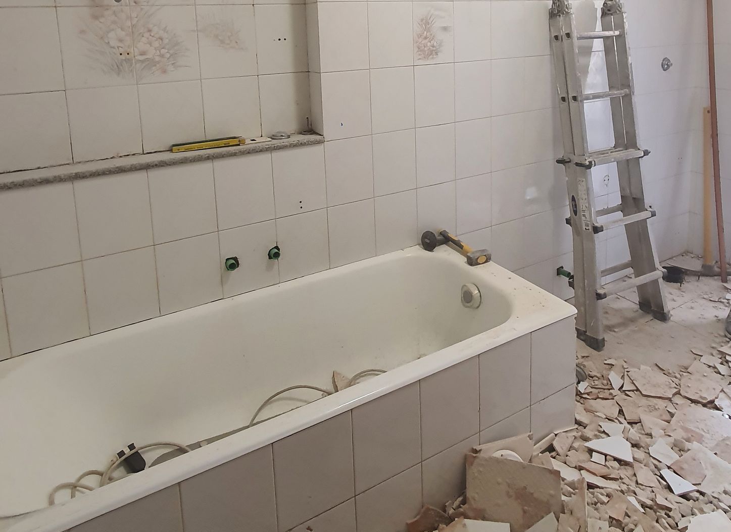 Un bagno in costruzione con vasca e scala.
