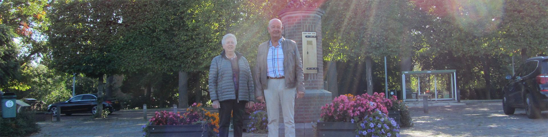 Een wazige foto van twee mensen die naast elkaar in een park staan.