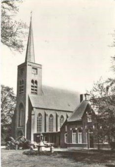 Een zwart-witfoto van een kerk met een torenspits