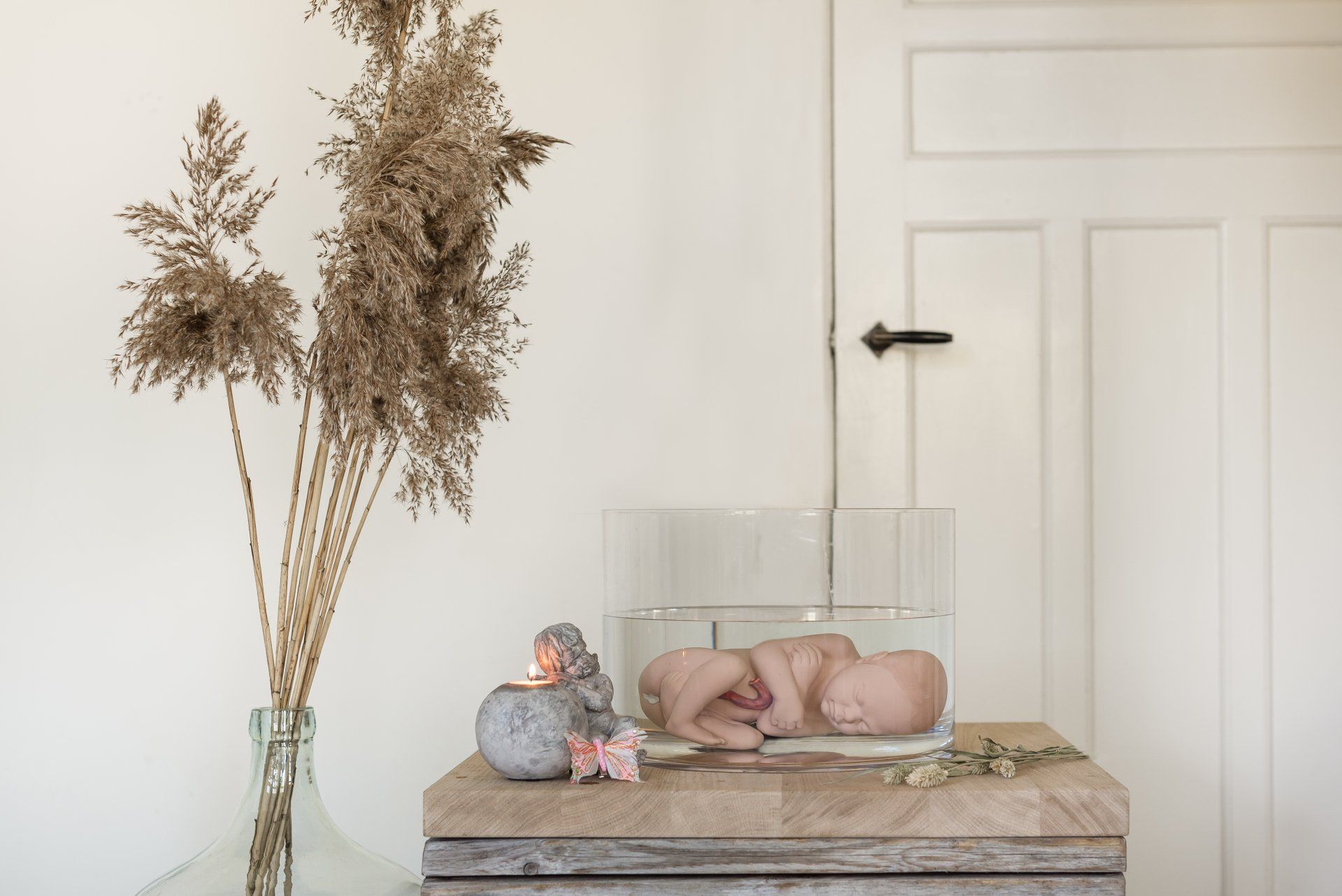 Een overleden baby. wateropbaring. Huiskamer.