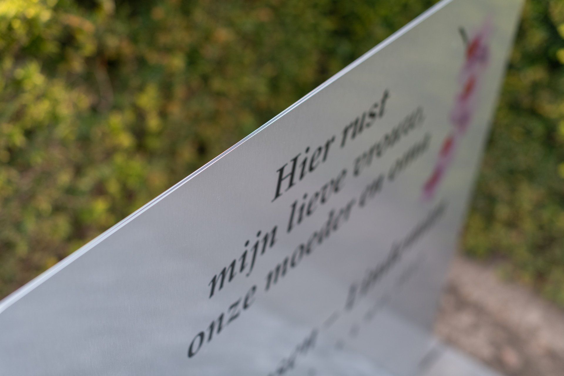 Een close-up van een grafmonument.