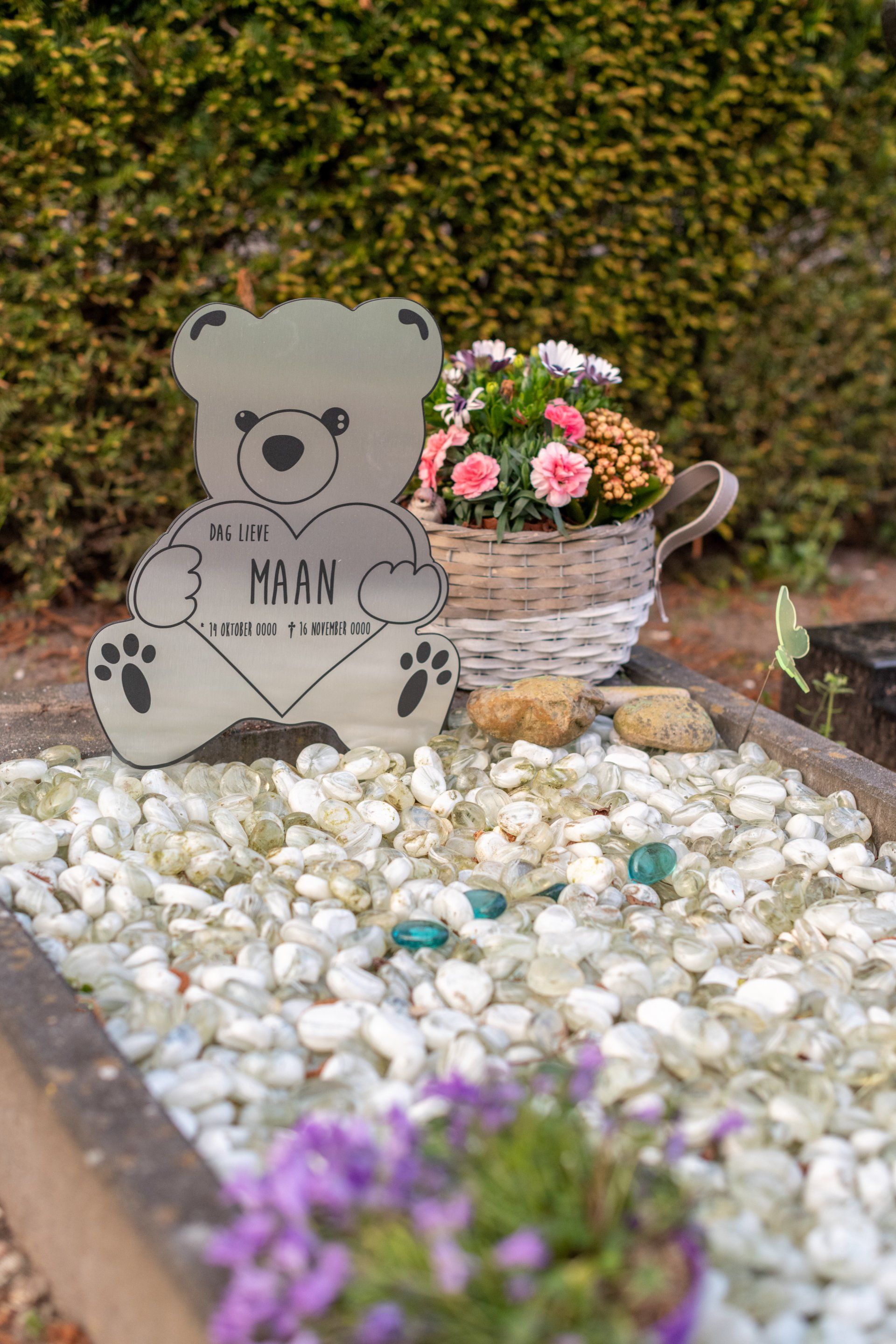 Grafmonument voor een kind in de vorm van een teddybeer.