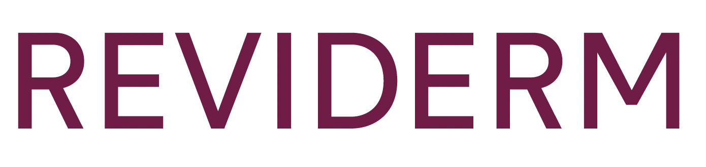 Das Wort „Reviderm“ steht in violetten Buchstaben auf weißem Hintergrund.