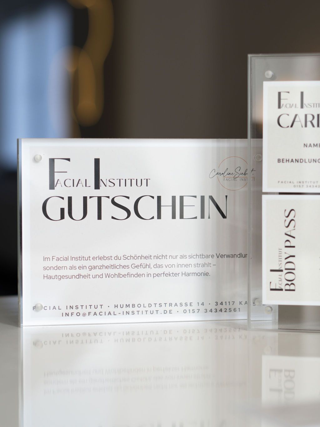Auf einem Tisch liegt ein Gutschein für ein Gesichtsbehandlungsinstitut