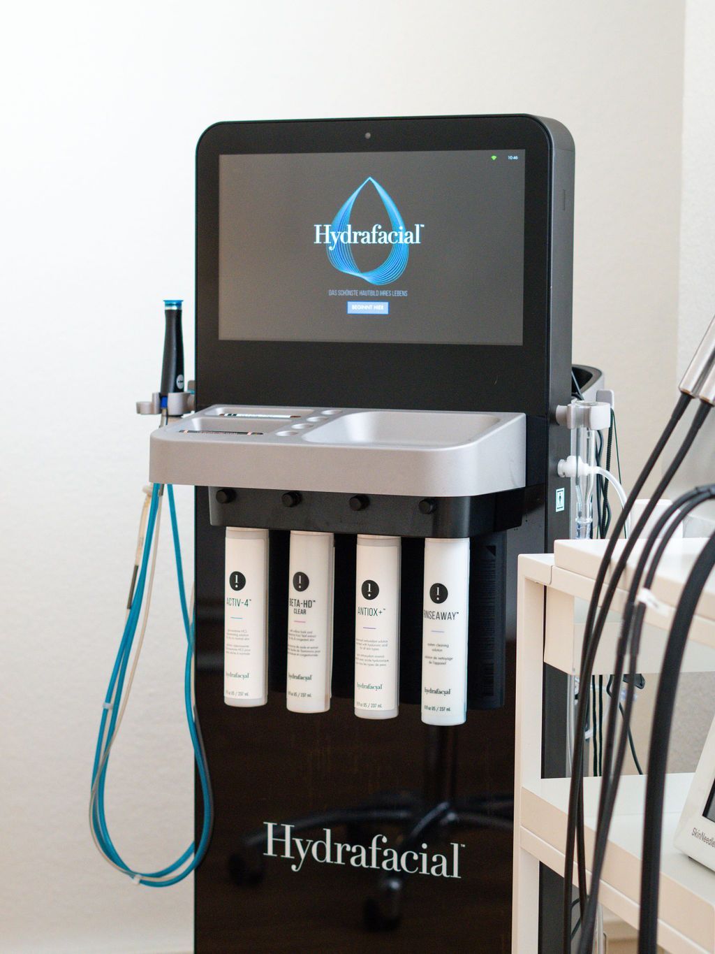 Eine Hydrafacial-Maschine steht auf einem Tisch