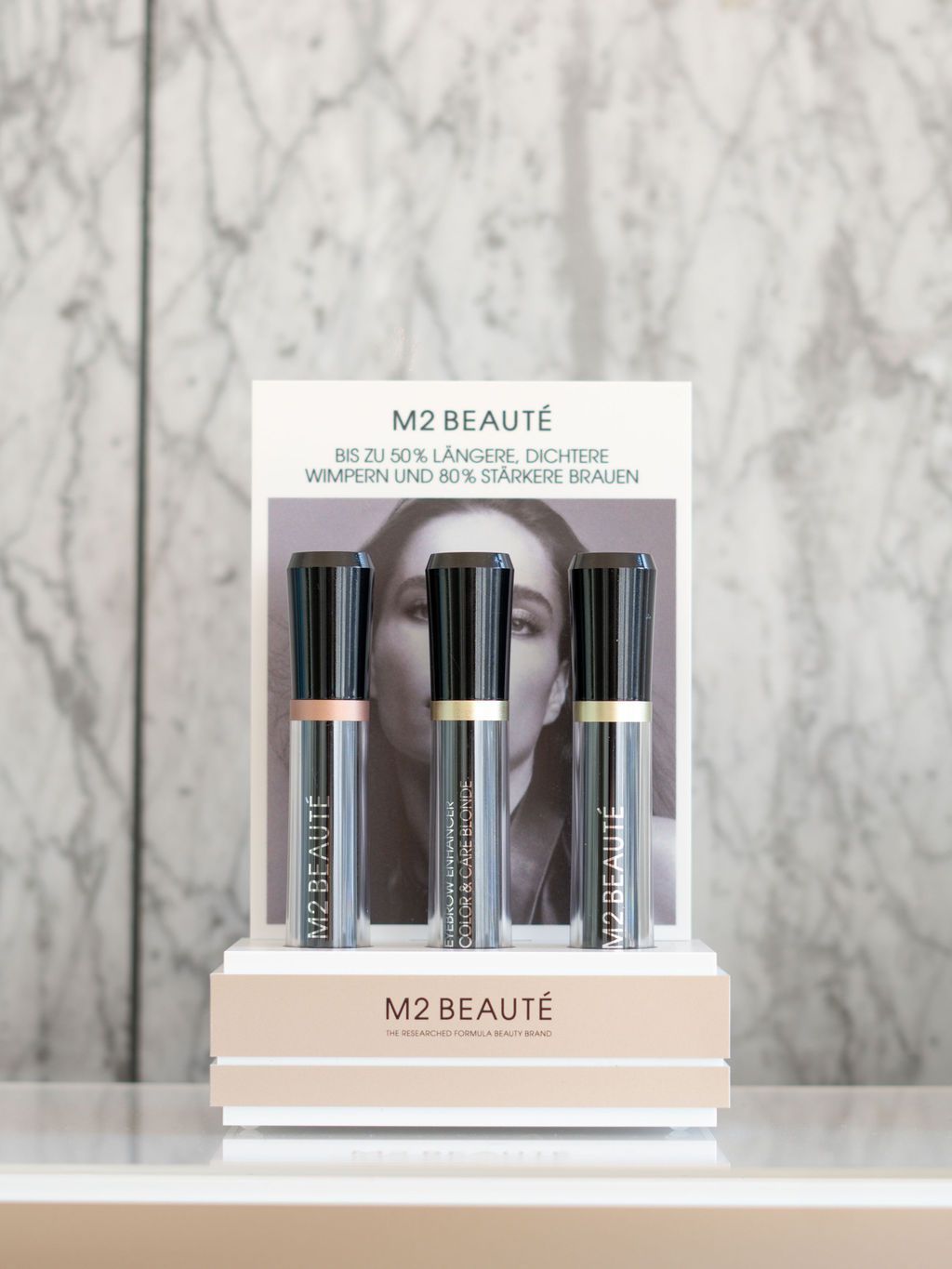 Eine Präsentation von M2 Beaute Mascara auf einem Tisch