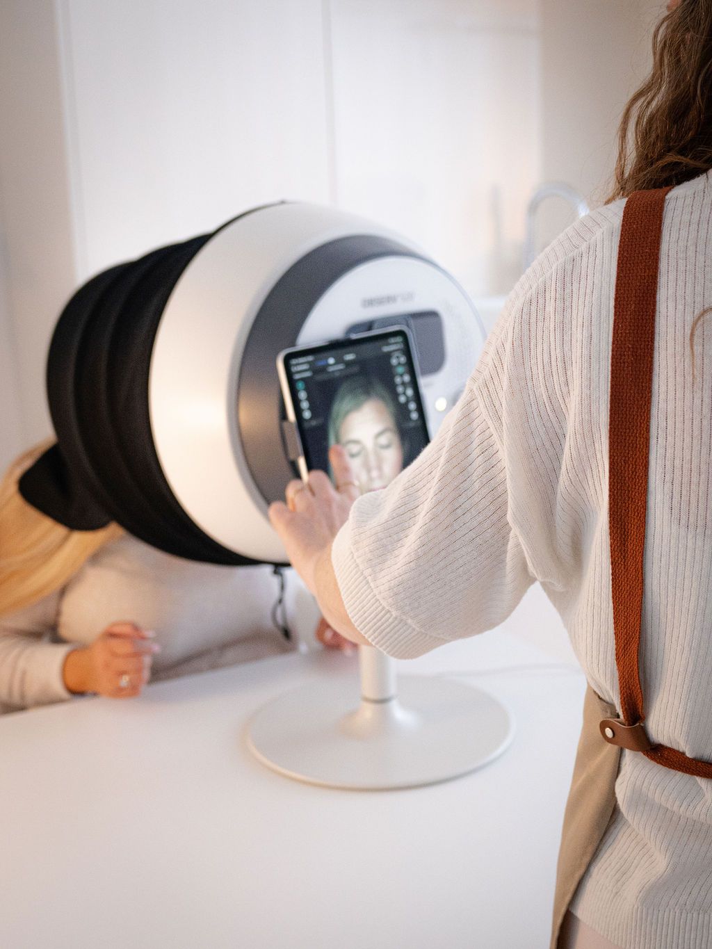 Eine Frau macht mit ihrem Telefon ein Foto von einer anderen Frau