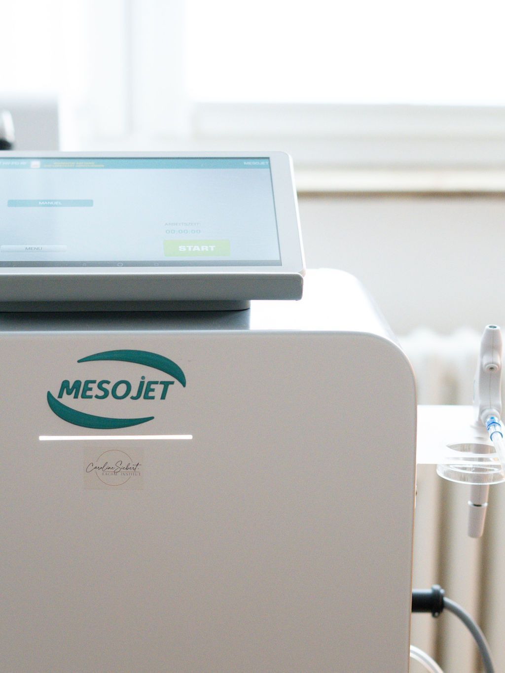 Ein weißes Gerät mit dem Wort Mesojet darauf