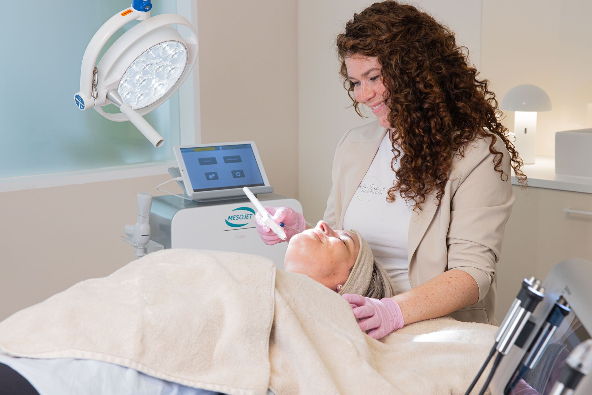 Eine Frau gibt einer anderen Frau in einem Schönheitssalon eine Gesichtsbehandlung.
