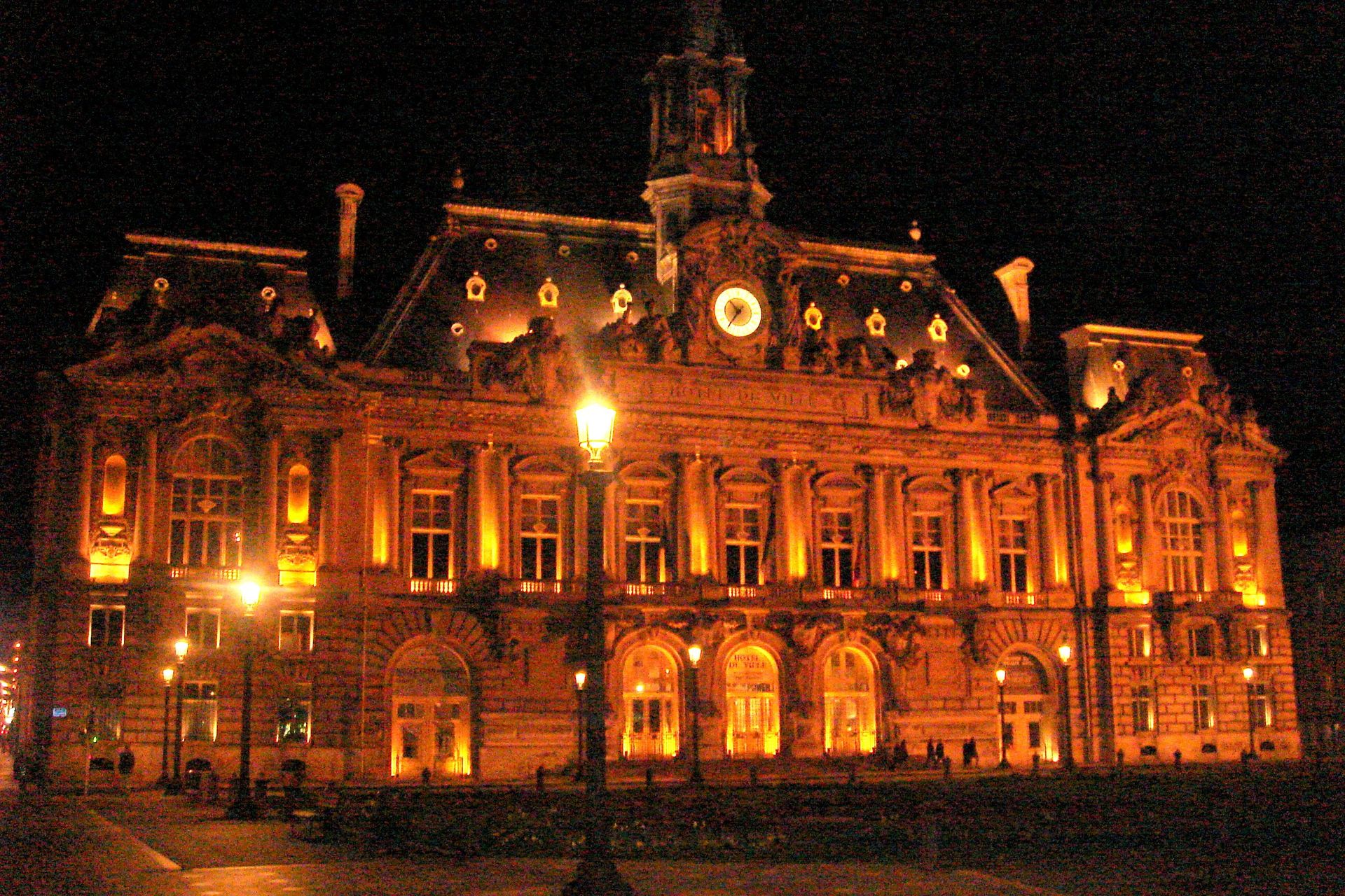 Hotel de Ville at night in Tours