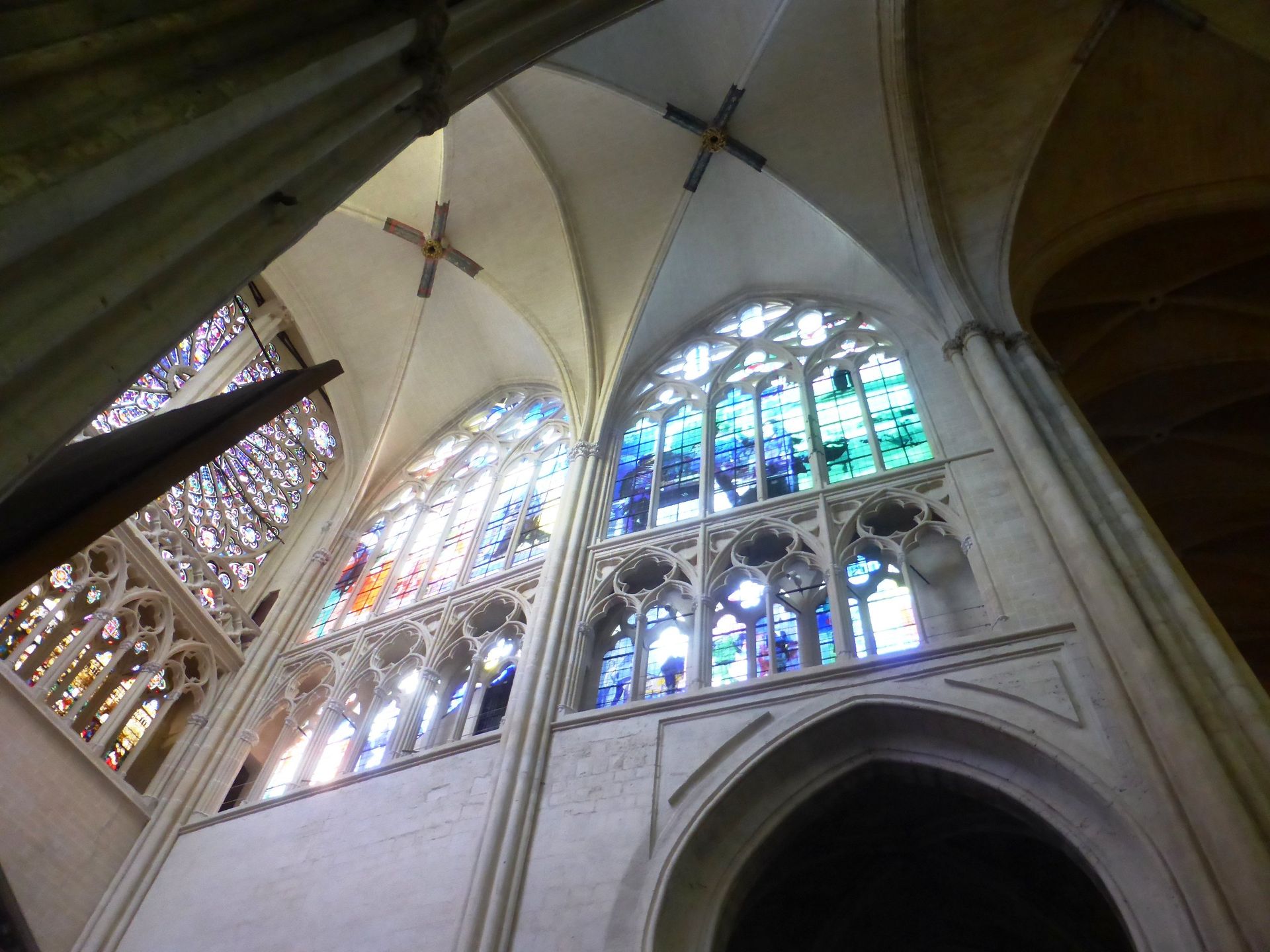 modern stained glass in Tours cathedral