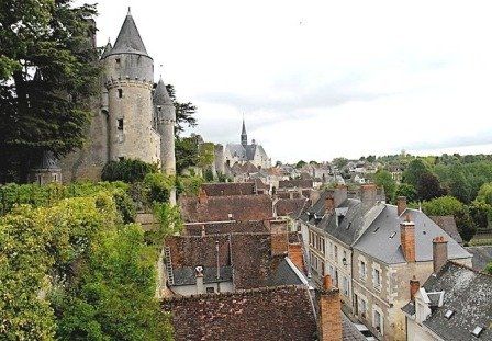 View along the wall of Montresor chateau