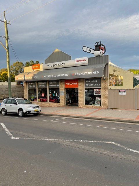 Worker Guy Shake Pour Grass From Lawn Mower — The Saw Spot In Kyogle NSW