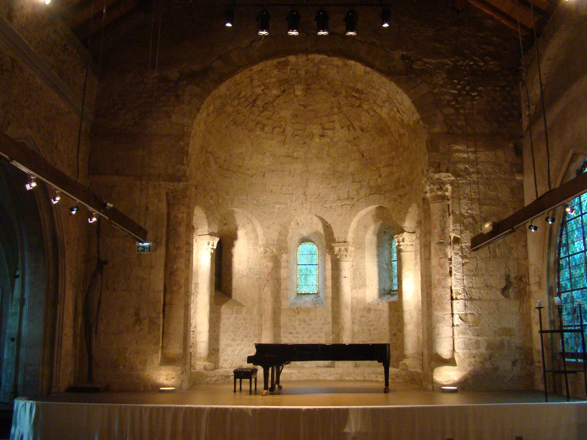 Choeur vue de l'intérieur du Prieuré de Chirens, avec piano au centre
