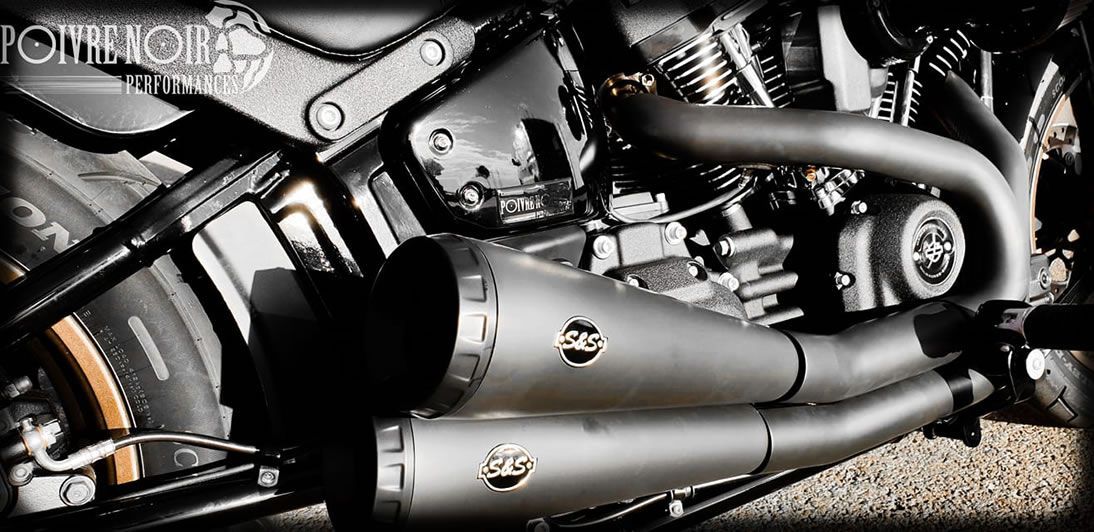 Système d'échappement de moto avec silencieux argentés.